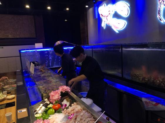 小海水產火鍋店 海鮮處理人員