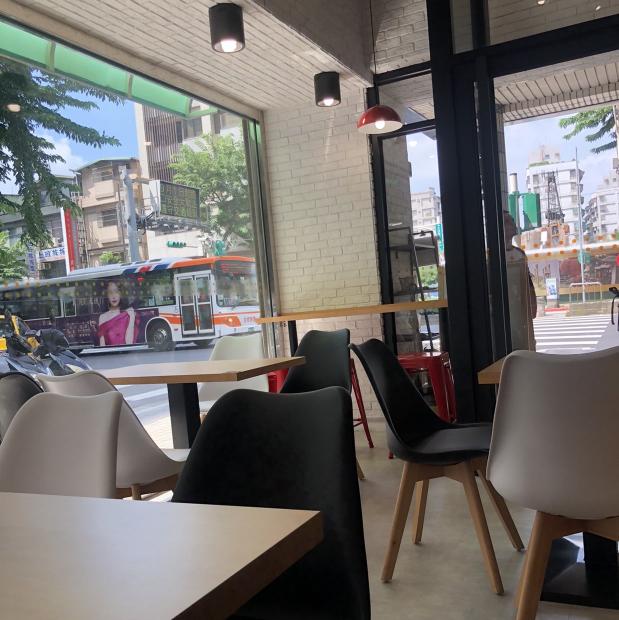 甲尚寶早餐店服務人員