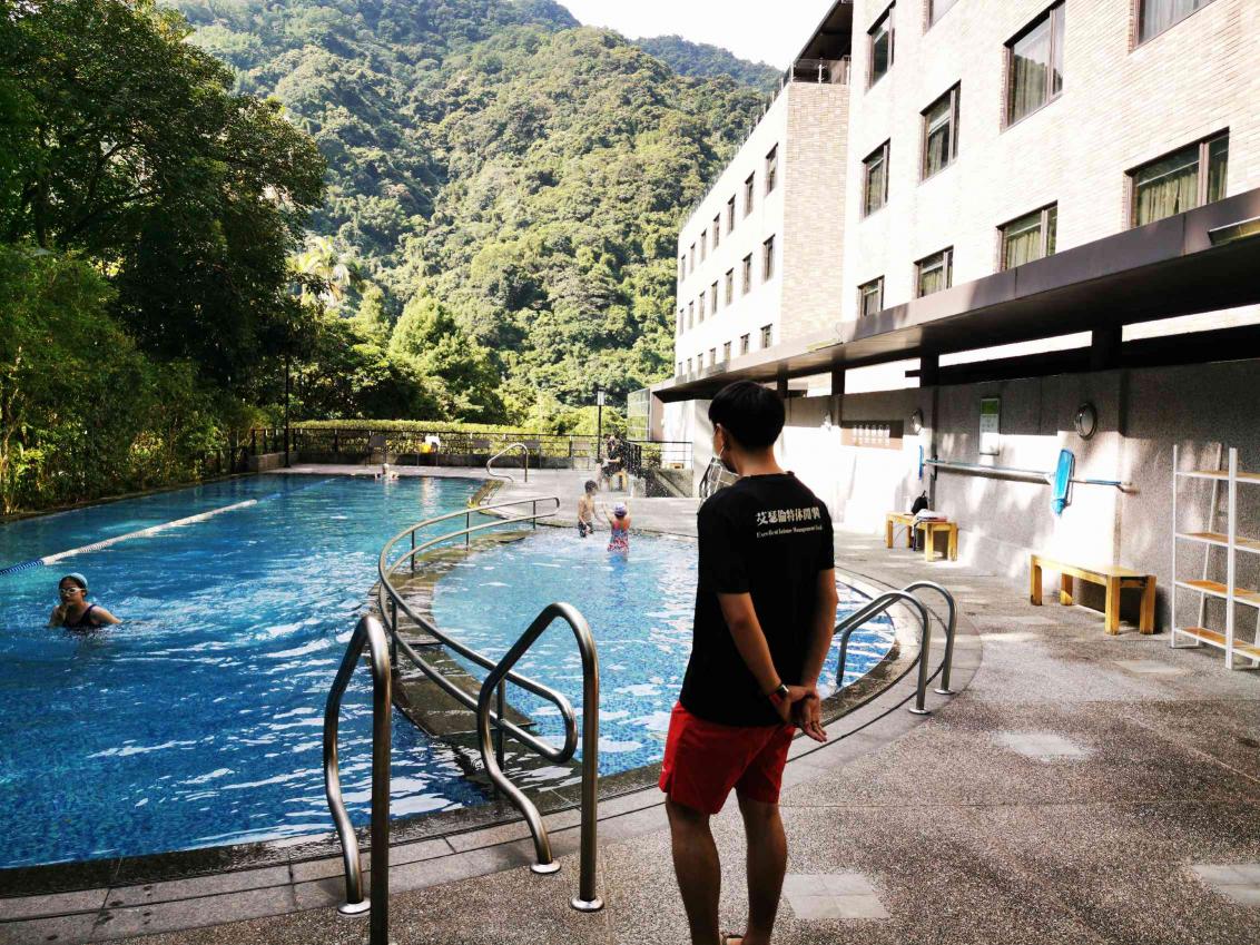 三峽飯店泳池救生員