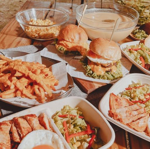 啃食漢堡行動餐車時薪人員