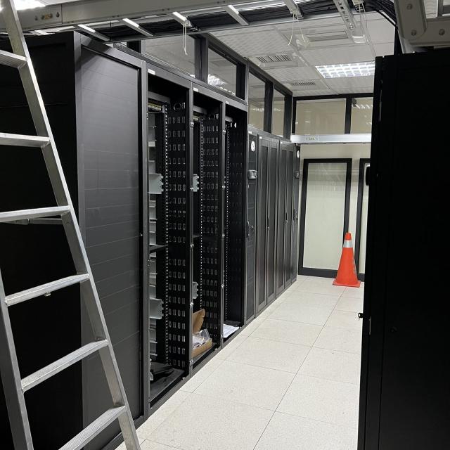 高雄電子廠區室內網路配線佈線、硬體設置安裝（無經驗可、有空調）