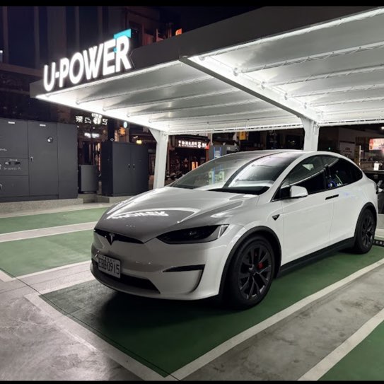 高雄鳳山文山站 充電樁清潔人員