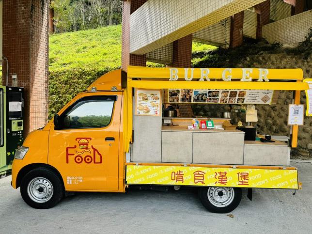 啃食漢堡行動餐車時薪人員