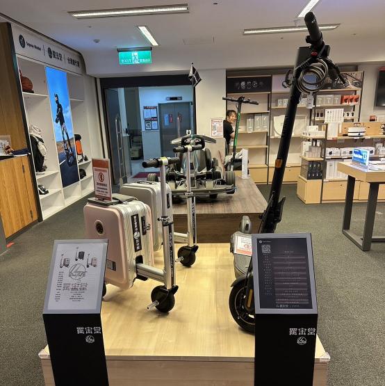 SEGWAY 計時門市人員 (台中- 新光三越中港)