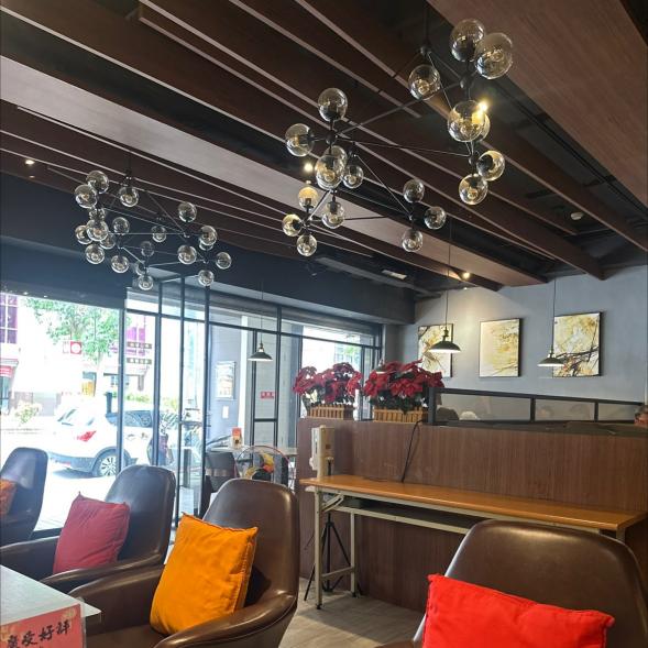 平日早班11.00-15.00外場人員、假日10.30-21.30整天班外人員