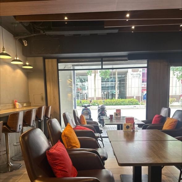 平日早班11.00-15.00外場人員、假日10.30-21.30整天班外人員