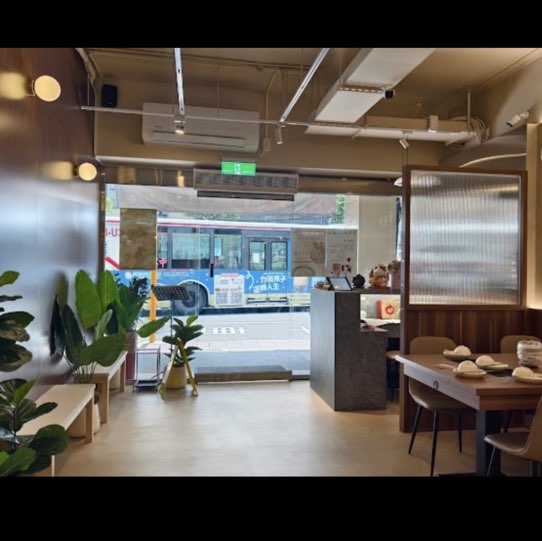 全新裝潢，時尚餐飲火鍋徵假日及平日早晚班計時人員，排班彈性！