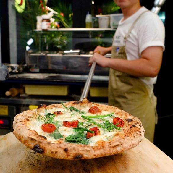 披薩店徵兼職人員