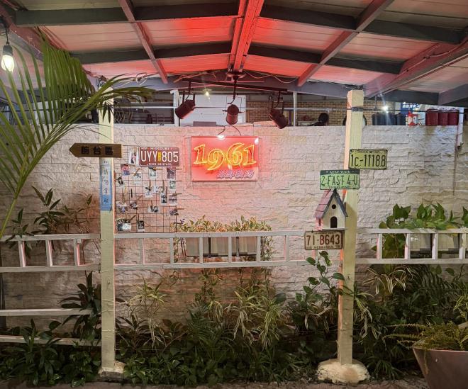 《1961海鮮餐廳》招收外場服務生。無經驗者，可培訓。