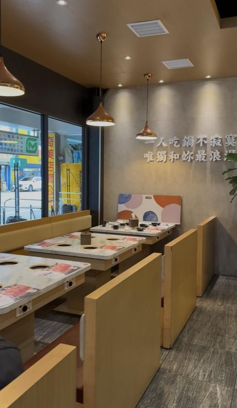 老上海美味鍋火鍋(台南金華)大夜店員