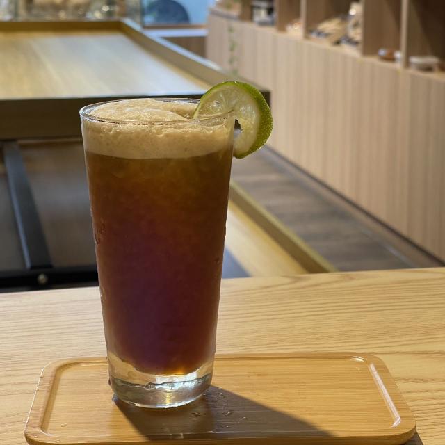 假日麵包店兼職門市人員，16-19:30做簡單的輕食跟飲品，收銀