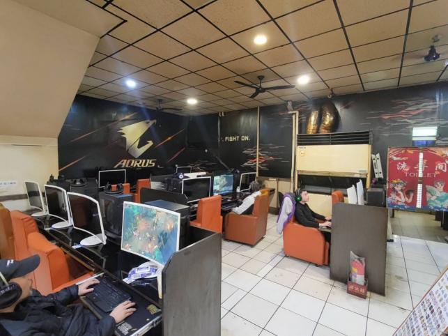 網咖夜班現場服務人員