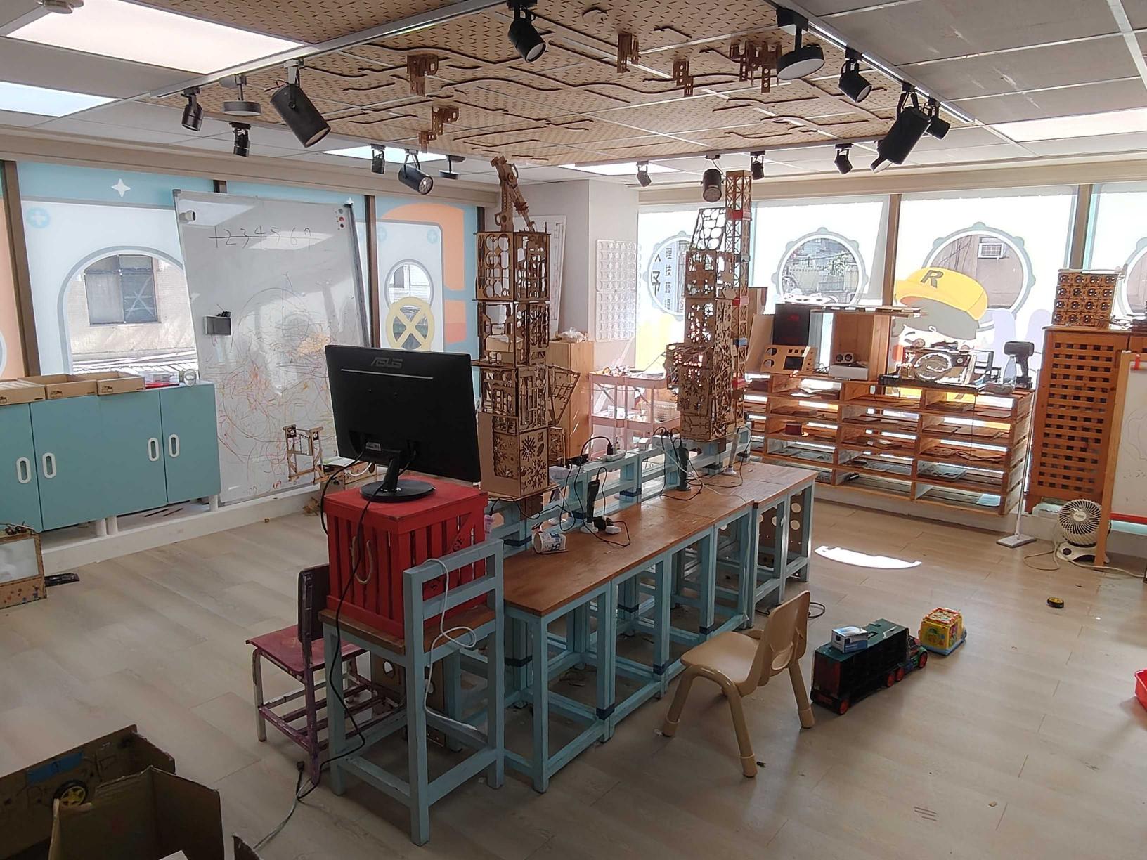 暑期活動營隊的助教