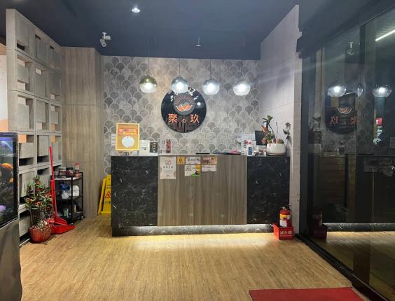 聚の玖火鍋(高雄天祥)大夜店員