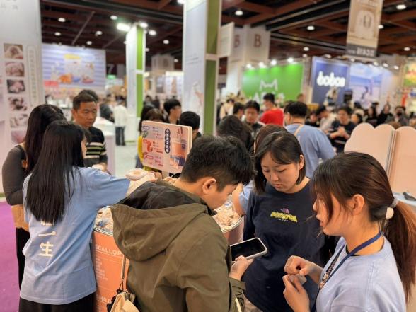 愛貓一生台中寵物展銷售人員