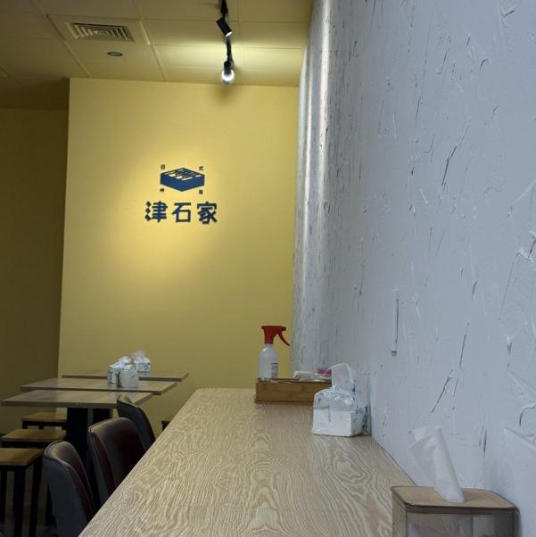 津石家便當$240 內場備料包裝與機動外送，六日公休