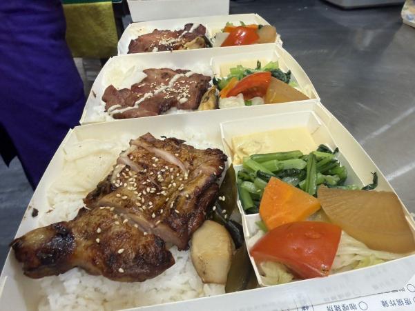 津石家便當$240 內場備料包裝與機動外送，六日公休