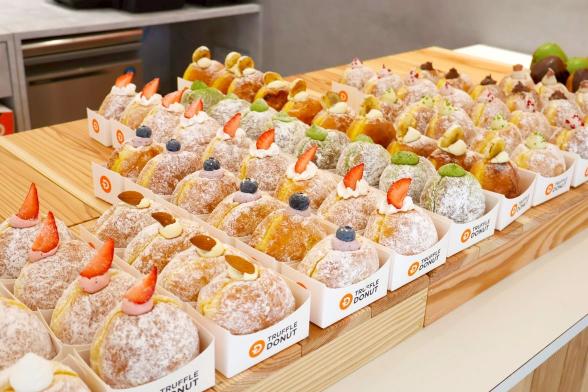 TRUFFLE DONUT 台中洲際漢神購物中心門市人員