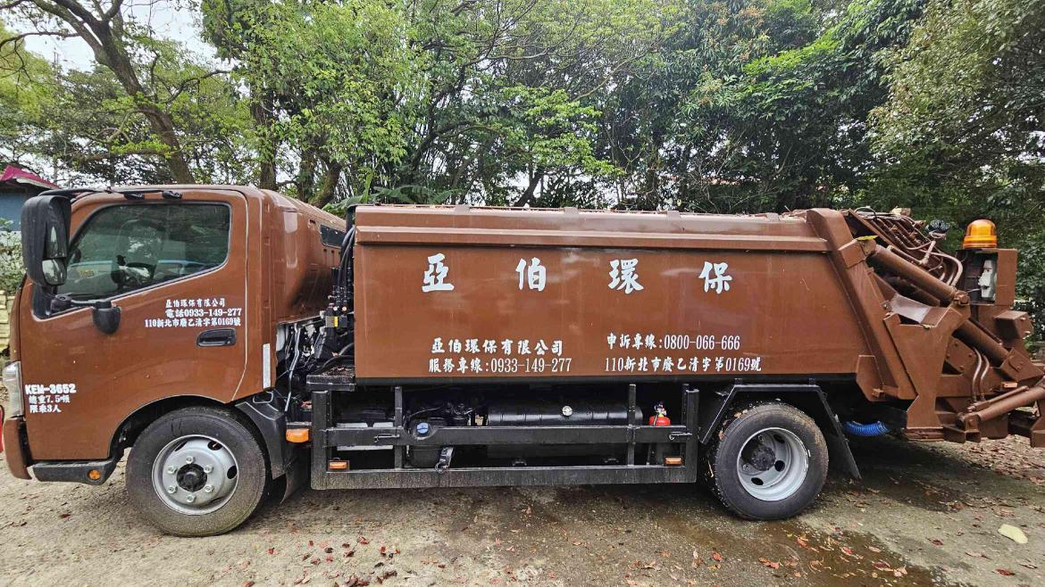 兼職大夜垃圾壓縮車司機